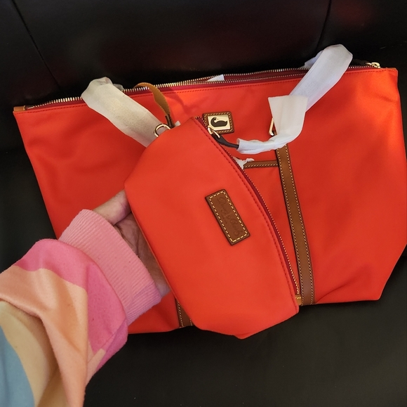 large wayfarer zip tote with accessories - Picture 2 of 9